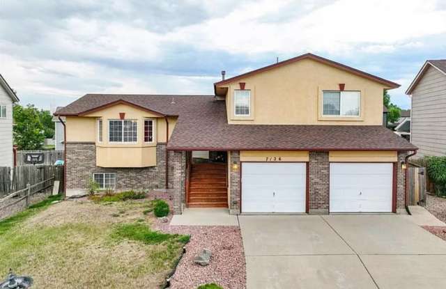 Spacious 5-Bedroom Home with Bonus Entertainment Room & Low-Maintenance Yard photos photos Spacious 5-Bedroom Home with Bonus Entertainment Room & Low-Maintenance Yard photos photos