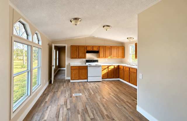 Country living with spacious front and backyard - 3 beds/ 2bath available now Gallery 3
