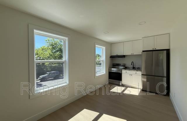 2111 E Mill Plain Blvd - A Gallery 4