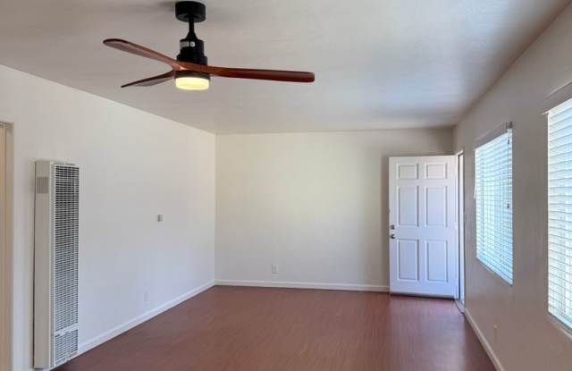 Charming 2BR/1BA Downstairs Unit with Private Yard in South Park Gallery 4
