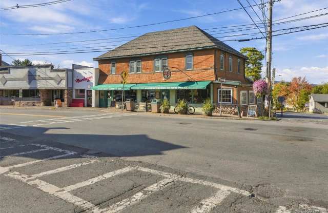 89 Main St Gallery 1