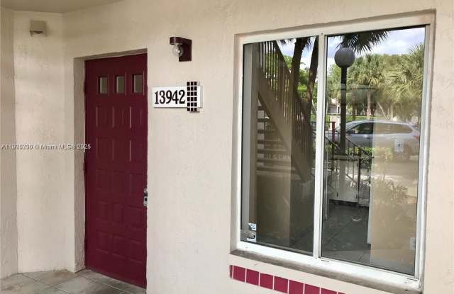 13942 SW 91st Ter - 13942 Southwest 91st Terrace, The Hammocks, FL 33186