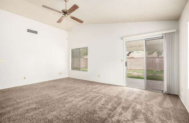 Beautiful Single-Level Home in Peoria! Gallery 3