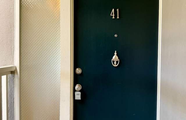 3 bedroom, 2 bathroom top floor corner unit with amazing views for rent! Gallery 3