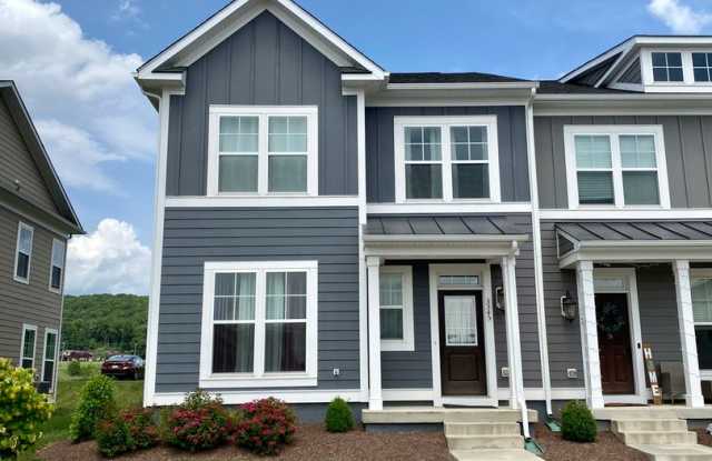 Charming 3-bedroom, 2.5-bathroom Townhouse photos photos