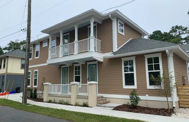 Thelma Lane - Luxury 5 Bedroom, 5 Bathroom House Gallery 1