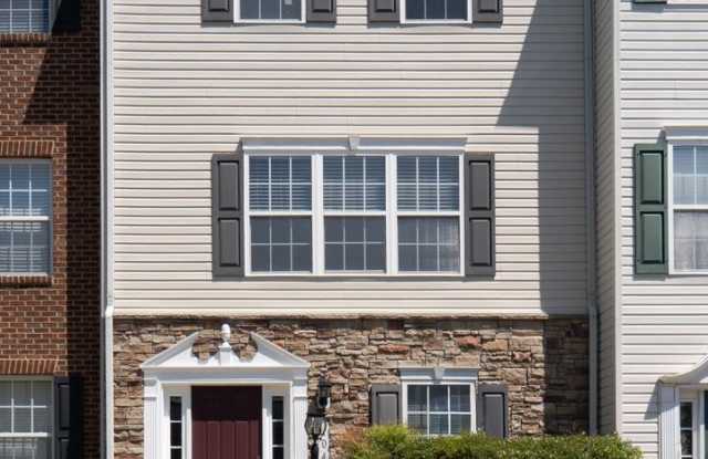 Available now, 3 BR 2 BA Townhome close to everything photos photos