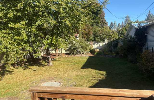 Wonderful 3-4 bedroom Craftsman bungalow available to call home now! Gallery 4