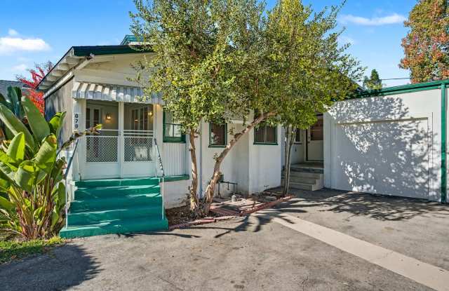 Charming 2-Bedroom Back House in Prime Pasadena Location - 679 South Oak Knoll Avenue, Pasadena, CA 91106