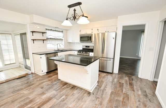 4/5 bedroom 2.5 bath home close to the University of Notre Dame Gallery 2