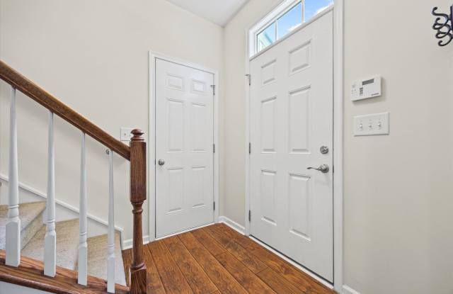 A lovely 3-bed, 2.5-bath townhome in Berewick community of South Charlotte! Gallery 4