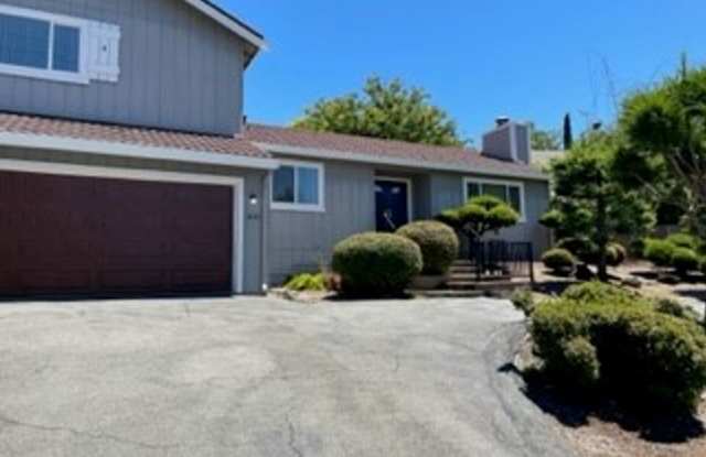 -Spacious 4 Bed 2.5 Bath, House, with Hew Hardwood Floors throughout - photos photos