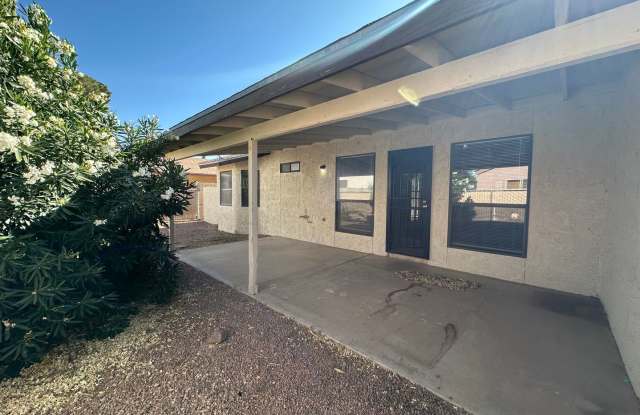 Cute 2 bedroom, 2 bathroom home with fireplace *HOME IS CURRENTLY OCCUPIED, PLEASE DO NOT DISTURB THE TENANTS* Gallery 3