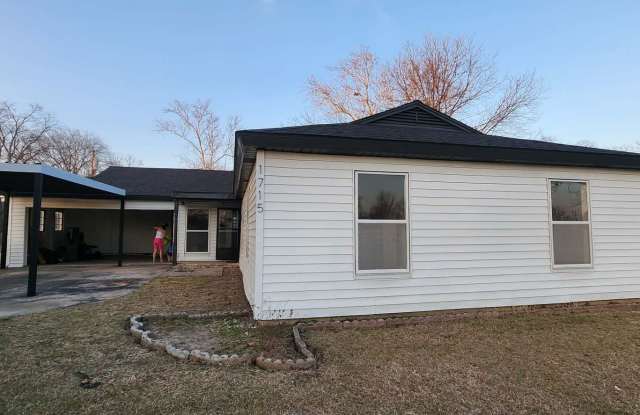 Spacious 3 Bed / 2 Bath Home Near Base – 2 Living Areas + Large Yard Gallery 3