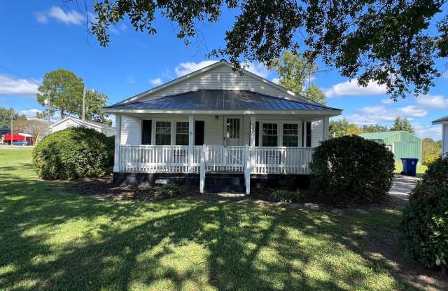 3 bedroom, 1 bath House - 500 East Hargett Street, Richlands, NC 28574