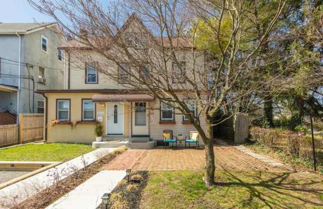 614 Roosevelt Ave, 4 bedrooms, 2 bathrooms Home Gallery 1
