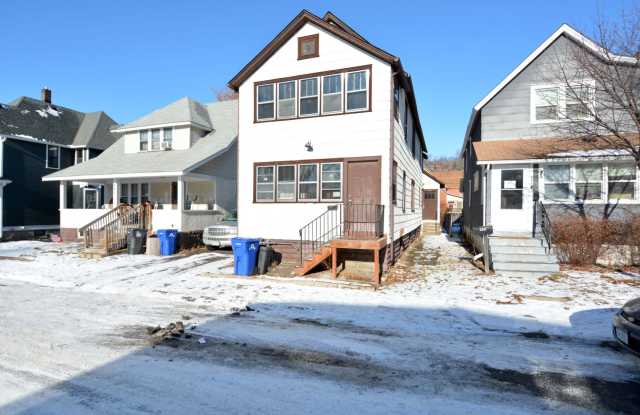 4 Bed | 2 bath Large Home in Desired Location - 447 Banfil Street, St. Paul, MN 55102