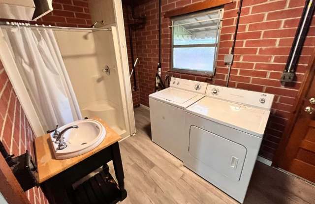 3BR, 2BA Home Close to Campus with Car Port, Washer/Dryer, Spacious Closets Gallery 4