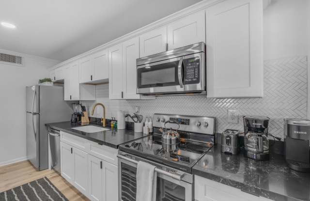 Modern 4BR Scottsdale Home w/ Guest Suite, EV Charger, Huge Backyard & Splash Pad Gallery 3