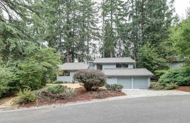 Spacious 4BR 2.75BA Tri-level home in quiet Cedar Lane Estates photos photos