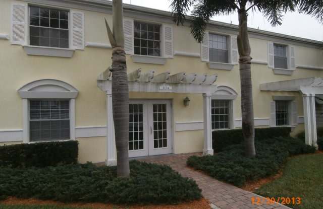 104 Pompano Dr SE Apt B - 104 Pompano Drive Southeast, St. Petersburg, FL 33705