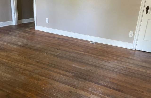 2 bedroom 1 bath (duplex) in Midtown near Peabody and Cooper Gallery 4