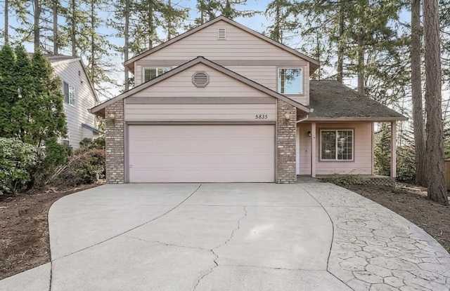 Welcome home to your private woodland retreat tucked away in the heart of Gladstone! Gallery 1