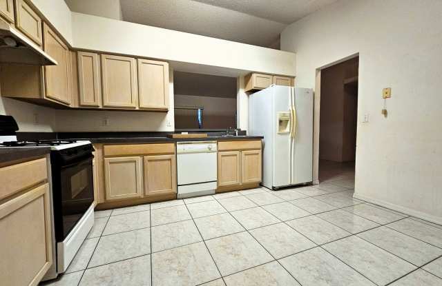 Bright & Spacious 3-Bedroom Home in the Heart of Clermont! Gallery 3