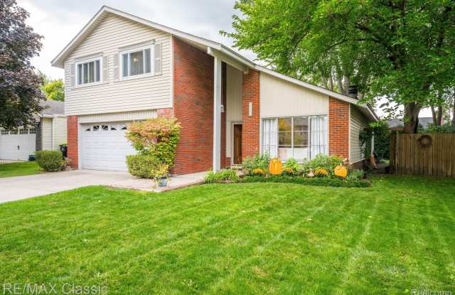 24323 Pinecrest Street Gallery 2