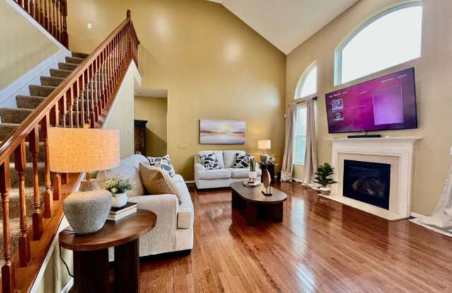 Spacious 4 Bedroom with Gameroom Gallery 3