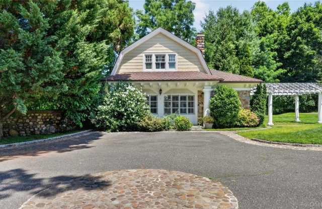 1058 Plandome Road Gallery 1