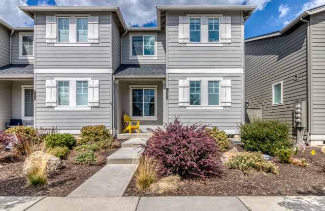 3 Bdrm, 2.5 Bath 1450 sq ft Townhouse (end unit), All Appliances, Air Conditioning, DOG/Cat OK, Dbl Garage! Gallery 1