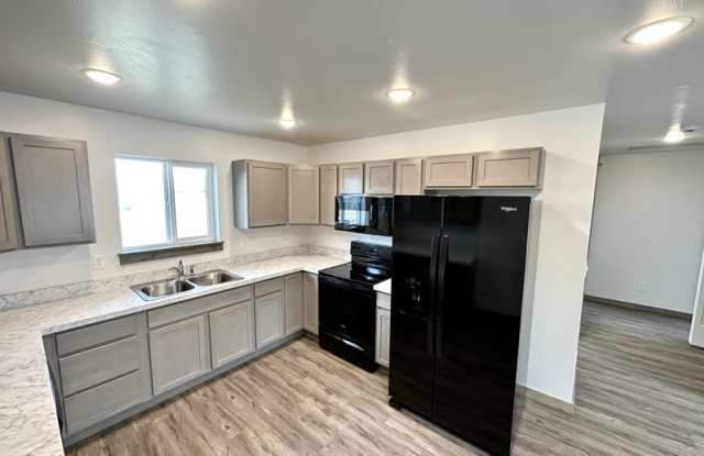 3185 Queen Anns Street - 4 photos photos