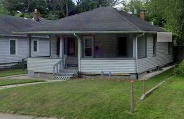 2 Bedroom 1 bath with fenced in backyard $1200/mo photos photos