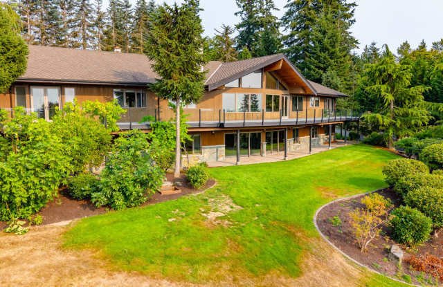 FULLY FURNISHED CHARMING 7 BEDROOM HOME WITH PRIVATE DOCK! SET UP A TOUR TODAY! Gallery 1