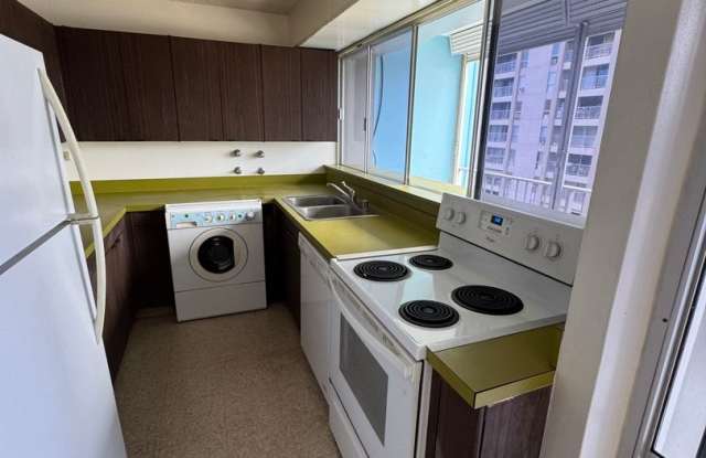 2 Bed, 2 Bath, 2 Garage Tandem Parking Spot, Storage Locker, Large Lanai, W/D In-unit, Rooftop Pool in Waikiki! Gallery 1