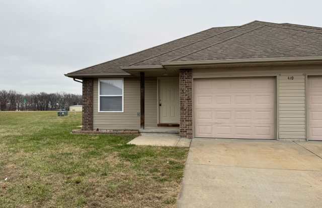 Updated 2 bedroom one bath apartment in beautiful country like setting! - 410 Commanche, Clever, MO 65631