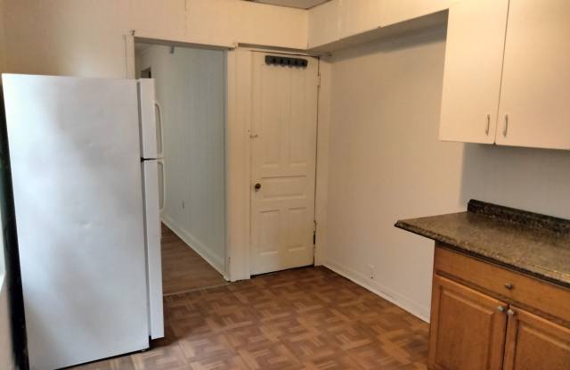 Spacious 5 Bedroom, 1 Bathroom Single-Family Home with Yard – Allentown Gallery 3
