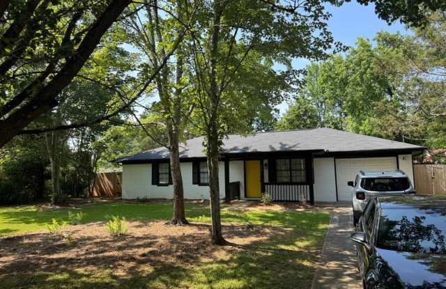 Charming 3BR House in Locust Grove - 95 Grove Creek Drive, Locust Grove, GA 30248