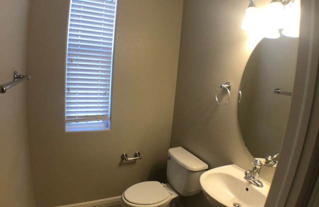 Townhome in gated complex Gallery 4