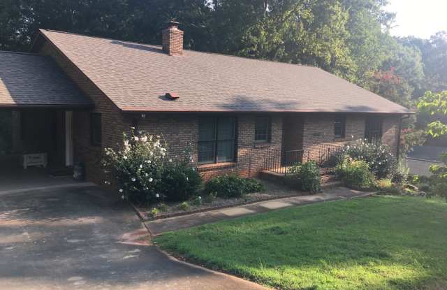 Spacious 3 Bedroom 2.5 Bath home located in Northwood Hills Near Travelers Rest Area!! photos photos