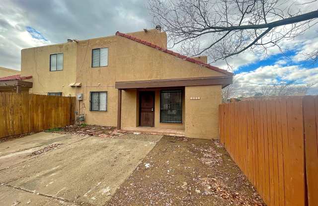 Cozy 3 Bedroom 2 Bathroom Townhouse In The NW! photos photos