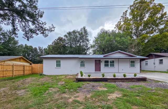 Newly Renovated 4/2 in Plantation Hills in Alachua Gallery 4
