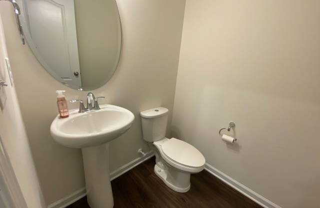 Room in 4 Bedroom Townhome at Mahal Ave Gallery 3