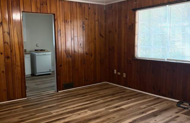 2-bedroom, 1-bath stand alone home is conveniently located off Prince Avenue! Gallery 4