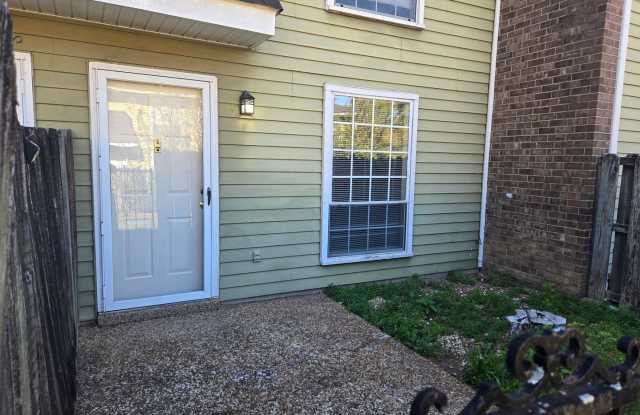 Spacious 1 Bedroom, 1.5 Bath Townhouse – Minutes from Nashville Gallery 1