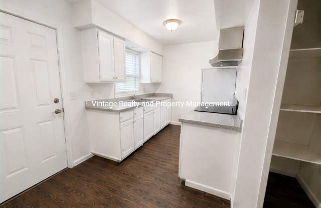 Updated 2-bedroom, 1 bathroom Tri-plex unit located in North Stockton. Gallery 4