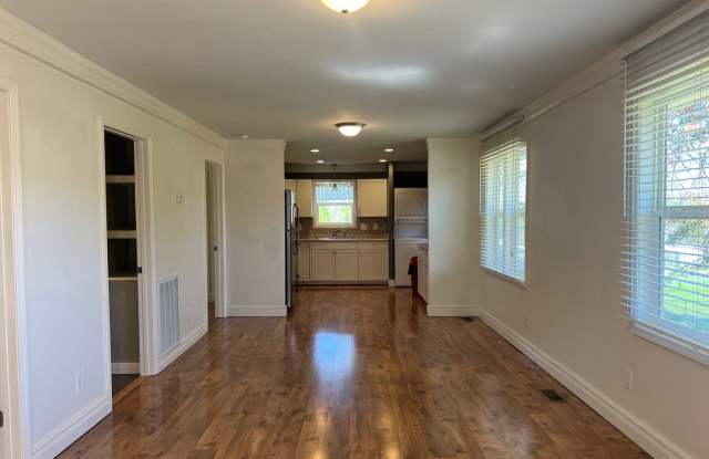 2 bed 2 bathroom near VA and JCMC! - 179 Lynn Lane, Johnson City, TN 37604