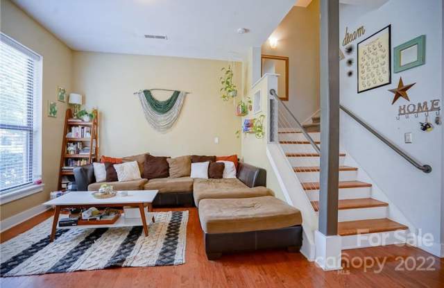 Room in 3 Bedroom Townhome at Steel Yard Ct Gallery 4