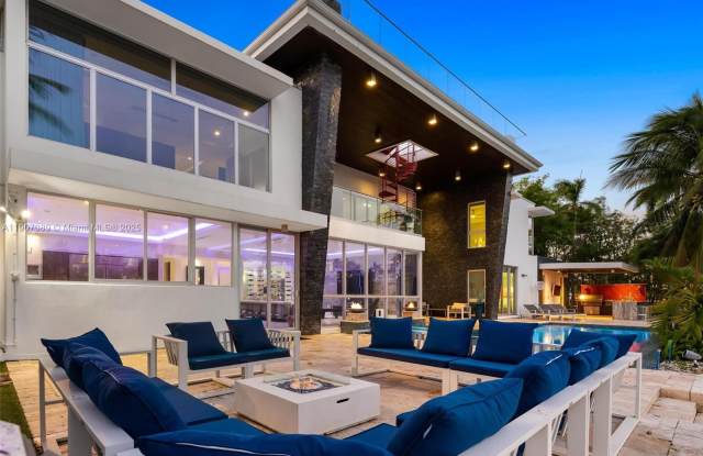 300 Royal Plaza Dr photos photos